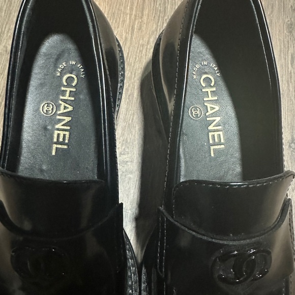 CHANEL calfskin quilted patent loafers 37.5 - Picture 3 of 7